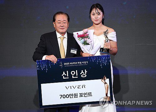 기념촬영하는 서교림(서울=연합뉴스) 김성민 기자 = 28일 서울 강남구 그랜드 인터컨티넨탈 파르나스 호텔에서 열린 'KLPGA 대상 시상식에서 신인상을 수상한 서교림이 기념촬영을 하고 있다. 2025.11.28 ksm7976@yna.co.kr