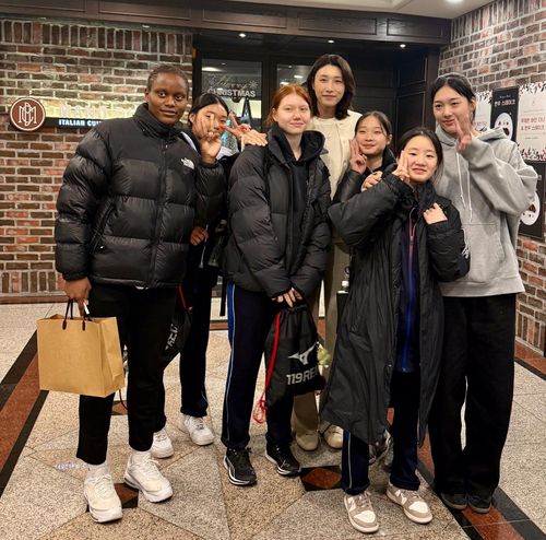 김연경 이사장(뒷줄 중앙)과 김연경재단 장학생으로 선발된 손서연(맨 오른쪽)[손서연 선수측 제공. 재판매 및 DB 금지]