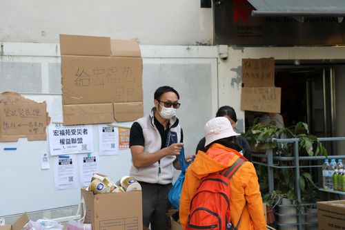 화재 피해자 위해 구호품 나눠주는 자원봉사자29일(현지시간) 오전 대형 화재가 발생했던 홍콩 북부 타이포의 웡 푹 코트 인근의 아파트 단지 앞에서 자원봉사자가 구호품을 나눠주고 있다. [촬영 박수현]