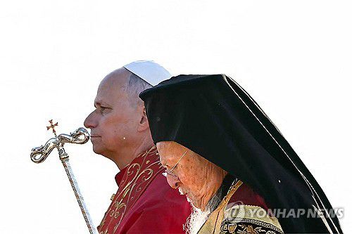 "인류, 화해 갈망"(이즈니크 AFP=연합뉴스) 28일(현지시간) 오후 교황 레오 14세(d왼쪽)가 바르톨로메오스 1세 콘스탄티노플 총대주교와 함께 니케아 공의회 1천700주년을 기념하는 '그리스도교 일치 기도' 행사에 참여하고 있다. 2025.11.29 photo@yna.co.kr