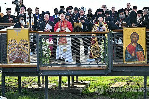 "인류, 화해 갈망"(이즈니크 AFP=연합뉴스) 28일(현지시간) 오후 교황 레오 14세(가 바르톨로메오스 1세 콘스탄티노플 총대주교와 함께 니케아 공의회 1천700주년을 기념하는 '그리스도교 일치 기도' 행사에 참여하고 있다. 2025.11.29 photo@yna.co.kr