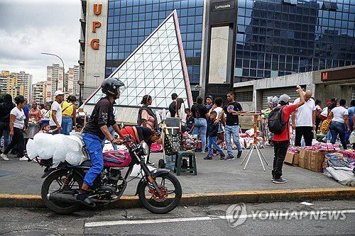 카라카스 시내 시장 풍경(카라카스 로이터=연합뉴스) 2025년 11월 29일 베네수엘라 수도 카라카스 시내에 있는 한 시장의 풍경.  (REUTERS/Leonardo Fernandez Viloria) 2025.11.30.