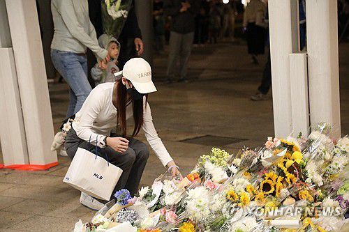 홍콩 화재 참사 피해자를 추모하며(홍콩=연합뉴스) 박수현 기자 = 29일(현지시간) 한 추모객이 대형 화재가 일어났던 홍콩 북부 타이포 지역의 고층 아파트 단지 웡 푹 코트 인근 공원에서 참사 피해자를 추모하기 위해 꽃다발을 두고 있다. 2025.11.30 suri@yna.co.kr (끝)