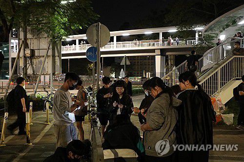 검은 리본 만드는 홍콩 청소년 자원봉사자들(홍콩=연합뉴스) 박수현 기자 = 29일(현지시간) 대형 화재가 일어났던 홍콩 북부 타이포 지역의 고층 아파트 단지 웡 푹 코트 인근에서 청소년 자원봉사자들이 참사 피해자를 추모하기 위한 검은 리본을 접고 있다. 2025.11.30 suri@yna.co.kr (끝)