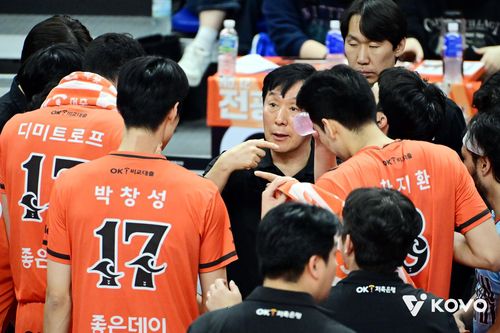 작전을 지시하는 신영철 OK저축은행 감독[한국배구연맹 제공. 재판매 및 DB 금지]