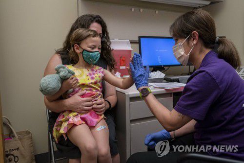 코로나19 예방접종을 하는 미국 어린이 [AFP=연합뉴스 자료사진. 재판매 및 DB금지]