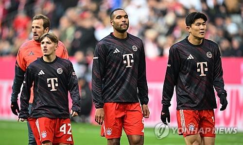 장크트 파울리전에 앞서 동료들과 몸 푸는 뮌헨의 김민재(맨 오른쪽) [로이터=연합뉴스]