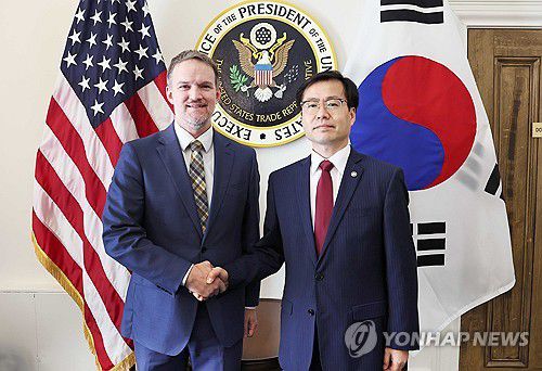 여한구 통상교섭본부장, 미국무역대표부(USTR) 대표 면담(서울=연합뉴스) 여한구 산업통상자원부 통상교섭본부장이 지난 7월 25일(현지시간) 미국 워싱턴 DC 미국무역대표부 회의실에서 제이미슨 그리어 미국무역대표부 대표와 한미 관세 협상 진전 방안 등에 대한 논의에 앞서 기념촬영을 하고 있다. 2025.7.26 [산업통상자원부 제공. 재판매 및 DB 금지] photo@yna.co.kr