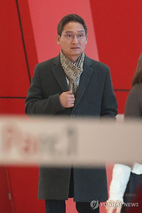 '관봉권 띠지·쿠팡 외압' 상설특검으로 임명된 안권섭(서울=연합뉴스) 서대연 기자 = 건진법사 관봉권 띠지 분실 의혹과 쿠팡 퇴직금 불기소 외압 의혹 수사를 맡게 된 안권섭 상설특별검사가 17일 서울 여의도 사무실에서 나오고 있다. 2025.11.17 dwise@yna.co.kr