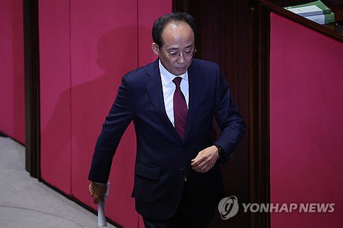 신상발언 마친 추경호 의원(서울=연합뉴스) 김주성 기자 = 계엄 해제 의결을 방해한 혐의(내란 중요임무 종사)로 구속영장이 청구된 국민의힘 추경호 의원이 27일 국회 본회의에서 자신의 체포동의안 표결에 앞서 신상발언을 한 뒤 발언대에서 내려오고 있다. 2025.11.27 utzza@yna.co.kr