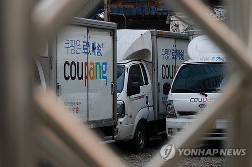 쿠팡 "개인정보 노출계정 3천370만개"(서울=연합뉴스) 신현우 기자 = 국내 이커머스(전자상거래) 시장 1위 업체인 쿠팡에서 3천만건이 넘는 대규모 정보 유출 사고가 발생했다. 쿠팡은 현재까지 고객 계정 약 3천370만개가 유출된 것을 확인했다. 이는 국내 성인 네 명 중 세 명의 정보에 해당하며, 사실상 쿠팡 전체 계정에 맞먹을 것으로 추정된다.     사진은 30일 서울 시내 쿠팡 차량 차고지. 2025.11.30 nowwego@yna.co.kr