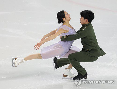 임해나-권예 아이스댄스(서울=연합뉴스) 신준희 기자 = 30일 목동아이스링크에서 열린 2025 전국남녀 피겨스케이팅 회장배 랭킹대회 아이스댄스 프리댄스에 출전한 임해나와 권예가 경기를 펼치고 있다.     이번 대회는 2026 밀라노·코르티나담페초 동계올림픽에 나설 대표팀 선수(남자 2명·여자 2명)를 뽑기 위한 1차 선발전이다. 2025.11.30 hama@yna.co.kr