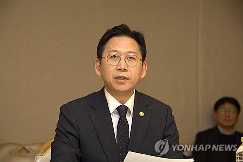 쿠팡 관련 긴급 관계부처 장관회의(서울=연합뉴스) 한종찬 기자 = 배경훈 부총리 겸 과학기술정보통신부 장관이 30일 서울 종로구 정부서울청사에서 열린 쿠팡 관련 긴급 관계부처 장관회의에서 발언하고 있다. 2025.11.30 [공동취재] saba@yna.co.kr