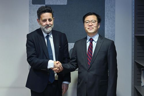 1일 벨기에 싱크탱크 브뤼겔연구소에서 만난 이한구 통상본부장과 베르세로 브뤼겔연구소 선임연구원[산업자원부 제공. 재판매 및 DB 금지]