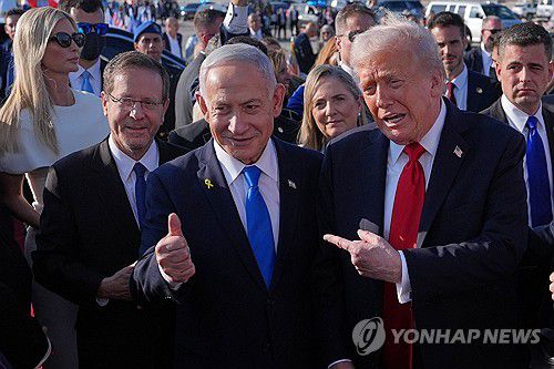 네타냐후 사면 청원지난 10월 13일(현지시간) 도널드 트럼프 미국 대통령(오른쪽)이 이스라엘을 찾았을 때 베냐민 네타냐후 총리(가운데)와 이츠하크 헤르조그 대통령(왼쪽) 등 이스라엘 지도부가 그를 맞이하고 있다. [AP 연합뉴스 자료하진. 재판매 및 DB 금지]