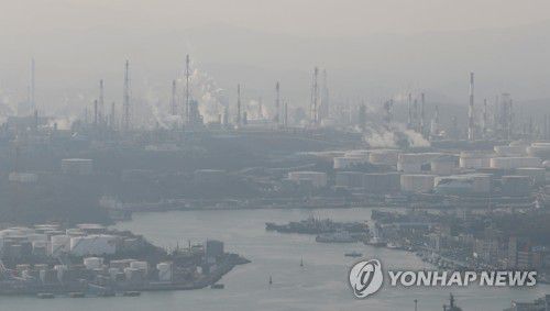 미세먼지 속 흐린 석유화학공단[연합뉴스 자료사진]