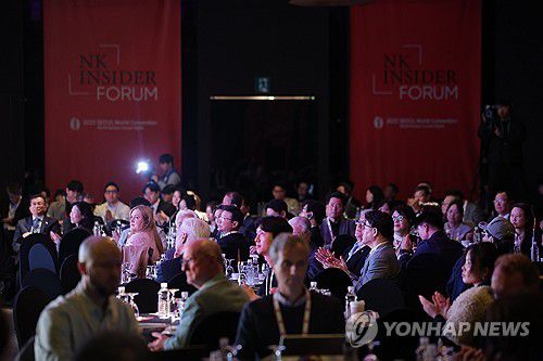 2025 서울북한인권세계대회2025년 10월 22일 서울 중구 더플라자 호텔에서 열린 2025 서울북한인권세계대회에서 참석자들이 박수를 치고 있다. [연합뉴스 사진]