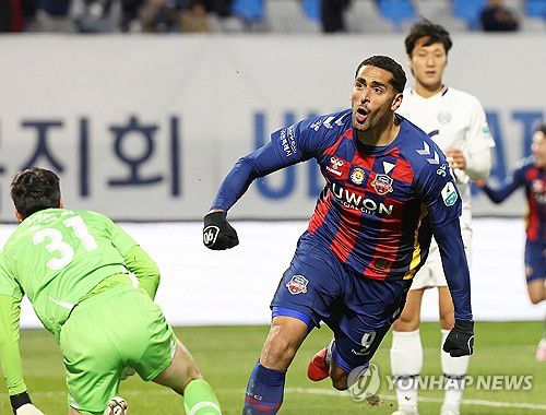 기뻐하는 싸박(수원=연합뉴스) 홍기원 기자 = 2일 경기도 수원종합운동장에서 열린 '하나은행 K리그 1' 수원FC와 대구FC의 경기. 골을 넣은 수원FC 싸박이 기뻐하고 있다. 2025.11.2 xanadu@yna.co.kr