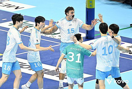 득점 후 기뻐하는 대한항공(서울=연합뉴스) 신현우 기자 = 25일 인천 계양체육관에서 열린 진에어 2025-2026 V리그 남자부 대한항공과 KB손해보험의 경기에서 대한항공 카일 러셀 등 선수들이 득점한 뒤 기뻐하고 있다. 2025.11.25 [한국배구연맹 제공. 재판매 및 DB 금지]