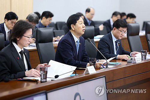 경제관계장관회의에서 발언하는 구윤철 부총리(세종=연합뉴스) 윤동진 기자 = 구윤철 부총리 겸 기획재정부 장관이 26일 정부세종청사 중앙동에서 열린 성장전략TF 겸 경제관계장관회의에서 발언하고 있다. 2025.11.26 mon@yna.co.kr