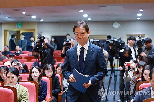 출입기자단 간담회 참석하는 이찬진 금감원장(서울=연합뉴스) 신현우 기자 = 이찬진 금융감독원장이 1일 서울 여의도 금감원에서 열린 출입기자단 간담회에 참석하고 있다. 2025.12.1 nowwego@yna.co.kr