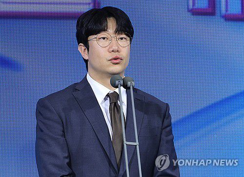 인사말 하는 양현종 선수협회장(서울=연합뉴스) 최재구 기자 = 1일 서울 광진구 그랜드워커힐 호텔에서 열린 한국프로야구선수협회 시상식인 2025컴투스프로야구 리얼글러브어워드에서 시상자로 나선 양현종 선수협회장이 인사말을 하고 있다. 2025.12.1 jjaeck9@yna.co.kr