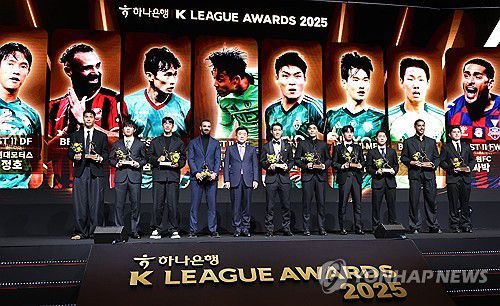 2025 K리그1 베스트일레븐(서울=연합뉴스) 류영석 기자 = 1일 서울 서대문구 스위스그랜드호텔에서 열린 K리그 2025 대상 시상식에서 K리그1 베스트일레븐에 선정된 선수들과 권오갑 한국프로축구연맹 총재가 기념촬영을 하고 있다.     왼쪽부터 전북현대모터스 송범근, 대전하나시티즌 이명재, 전북현대모터스 홍정호, FC서울 야잔, 권 총재, 전북현대모터스 송민규, 박진섭, 김진규, 강상윤, 수원FC 싸박, 울산HD FC 이동경.     대전하나시티즌 김문환은 불참. 2025.12.1 ondol@yna.co.kr