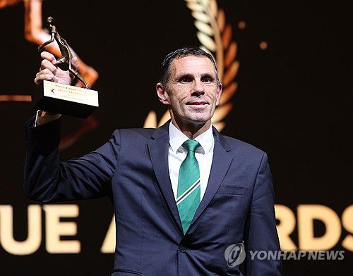 K리그1 감독상 수상한 거스 포옛(서울=연합뉴스) 류영석 기자 = 1일 서울 서대문구 스위스그랜드호텔에서 열린 K리그 2025 대상 시상식에서 K리그1 감독상을 수상한 전북현대 모터스 거스 포옛 감독이 기념촬영을 하고 있다. 2025.12.1 ondol@yna.co.kr