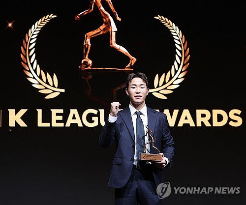 K리그1 영플레이어상 수상한 이승원(서울=연합뉴스) 류영석 기자 = 1일 서울 서대문구 스위스그랜드호텔에서 열린 K리그 2025 대상 시상식에서 K리그1 영플레이어상을 수상한 강원FC 이승원이 기념촬영을 하고 있다. 2025.12.1 ondol@yna.co.kr