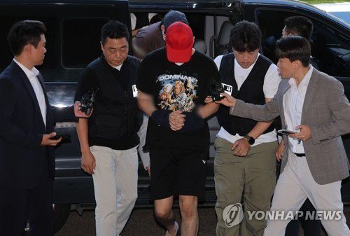 서대문 초등생 유괴미수 일당, 영장실질심사(서울=연합뉴스) 류영석 기자 = 서울 서대문구 한 초등학교 인근에서 아동을 납치하려 한 20대 남성 일당이 9월 5일 서울 마포구 서울서부지방법원에서 열린 구속 전 피의자 심문(영장실질심사)에 출석하고 있다. 2025.9.5 ondol@yna.co.kr