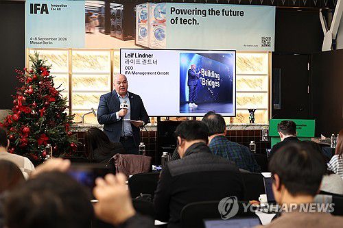 IFA 2026 한국 미디어 간담회(서울=연합뉴스) 류효림 기자 = 국제가전박람회(IFA) 라이프 린드너 최고경영자(CEO)가 2일 서울 여의도 콘래드서울 호텔에서 열린 IFA 2026 한국 미디어 간담회에서 인사말을 하고 있다. 2025.12.2 ryousanta@yna.co.kr