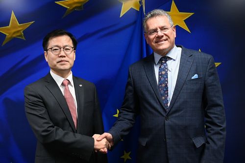 악수하는 한국-EU 통상 수장 (브뤼셀=연합뉴스) 여한구 산업통상자원부 통상교섭본부장이 2일(현지시간) 벨기에 브뤼셀 유럽연합(EU) 본부에서 마로시 셰프초비치 EU 무역·경제안보 담당 집행위원을 만났다. [산업통상자원부 제공. 재판매 및 DB 금지]