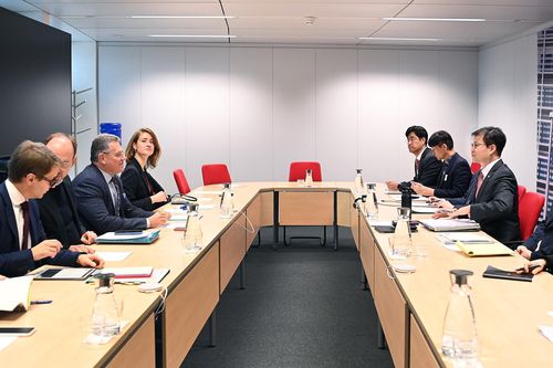 머리를 맞댄 한국-EU 통상 각료들(브뤼셀=연합뉴스) 2일 벨기에 브뤼셀에서 여한구 산업통상자원부 통상교섭본부장과 마로시 셰프초비치 EU 무역 담당 집행위원 등이 만나 양측의 통상 현안을 논의하고 협력을 다짐했다. [산업통상자원부 제공. 재판매 및 DB 금지]