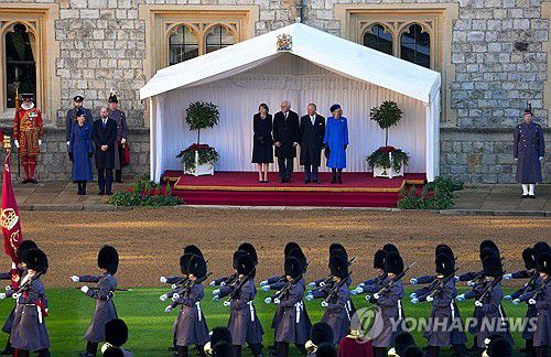 영국 국왕 부부와 독일 대통령 부부가 3일 윈저성에서 근위대를 사열하고 있다.[AFP 연합뉴스 재판매 및 DB 금지]