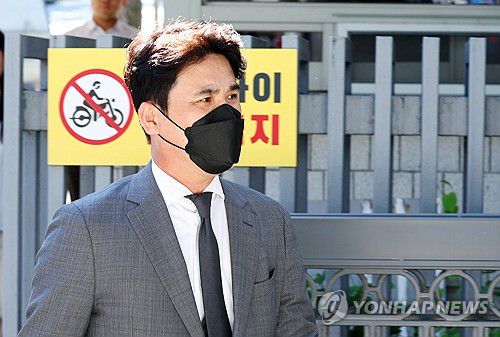 법원 나서는 KIA 장정석 전 단장(서울=연합뉴스) 이지은 기자 = 후원사로부터 거액의 금품을 수수한 혐의를 받는 프로야구 KIA 타이거즈의 장정석 전 단장이 4일 오후 서울 서초구 서울중앙지법에서 열린 1심 선고 공판을 마친 뒤 법원을 나서고 있다. 이날 장 전 단장과 김종국 전 감독은 무죄를 선고받았다. 2024.10.4 [공동취재] jieunlee@yna.co.kr