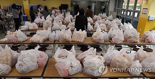 학생들에게 제공될 빵과 음료수[연합뉴스 자료사진]