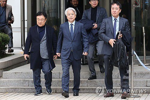 노웅래, 1심 무죄 선고(서울=연합뉴스) 임화영 기자 = 불법 정치자금 6천만원을 받은 혐의로 재판에 넘겨진 노웅래 전 더불어민주당 의원이 26일 서울중앙지법에서 열린 1심 선고에서 무죄를 선고받은 뒤 청사를 나서고 있다. 2025.11.26 hwayoung7@yna.co.kr