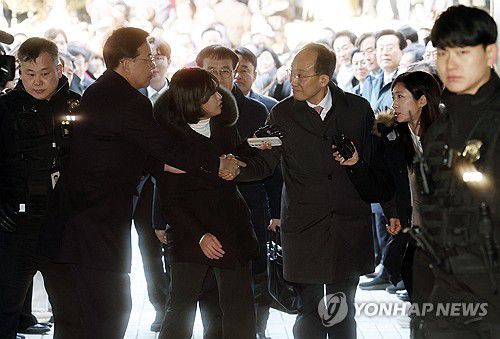 송언석 원내대표와 악수하는 추경호 의원(서울=연합뉴스) 최재구 기자 = 국민의힘 추경호 의원이 2일 서울 서초구 서울중앙지방법원에서 열린 구속 전 피의자 심문(영장실질심사)에 출석, 송언석 원내대표와 악수하고 있다. 2025.12.2 [공동취재] jjaeck9@yna.co.kr