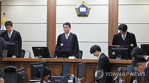 서울중앙지방법원서 열린 김건희 결심 공판(서울=연합뉴스) 우인성 부장 판사(가운데)가 3일 서울 서초구 서울중앙지방법원에서 열린 김건희 여사의 자본시장법 위반 혐의 결심 공판에 입장하고 있다. 2025.12.3 [사진공동취재단] photo@yna.co.kr
