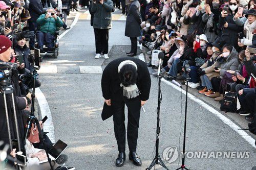 비상계엄 1주년 기자회견, 사과하는 한동훈 전 대표(서울=연합뉴스) 김인철 기자 = 국민의힘 한동훈 전 대표가 3일 서울 여의도 국회도서관 앞 쪽문에서 열린 12ㆍ3 비상계엄 1주년 관련 기자회견에서 당시 당 대표로 계엄에 대해 사과하고 있다. 2025.12.3 yatoya@yna.co.kr