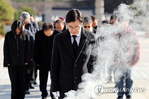 '12·3 비상계엄 1년' 오월 영령 찾은 국민의힘 조경태 의원(광주=연합뉴스) 정다움 기자 = 12·3 비상계엄 사태 1주년인 3일 오후 광주 북구 국립 5·18 민주묘지에서 국민의힘 조경태 의원(부산 사하구을)이 참배하고 있다. 2025.12.3 daum@yna.co.kr