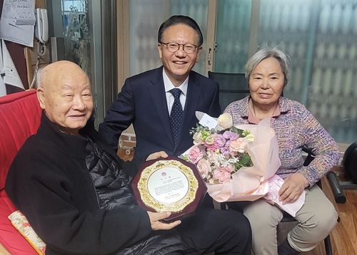 왼쪽부터 김정대 원로목사, 신민규 이사장, 김 목사 부인 백재월 씨 [나사렛대 제공. 재판매 및 DB 금지]