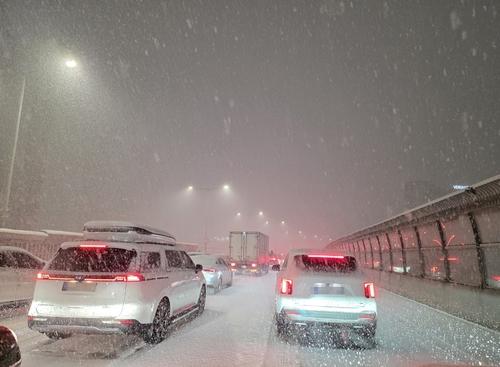 내부순환로 국민대 방향이 폭설로 극심한 차량 정체를 겪는 모습 [독자 제공]