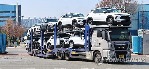 미국으로 수출 앞두고 출고되는 한국GM 차량(인천=연합뉴스)