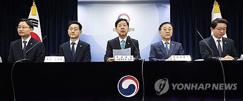 이재명 정부 출범후 세 번째 부동산 대책 발표(서울=연합뉴스) 이정훈 기자 = 구윤철 부총리 겸 기획재정부 장관이 지난달 15일 서울 종로구 정부서울청사에서 주택시장 안정화 대책 관계부처 합동브리핑을 하고 있다.     왼쪽부터 임광현 국세정창, 윤창렬 국무조정실장, 구윤철 경제부총리, 김윤덕 국토교통부 장관, 이억원 금융위원장. 2025.10.15 uwg806@yna.co.kr