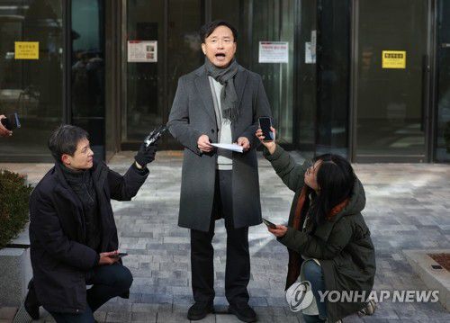 첫 출근 김종철 방미통위원장 후보(과천=연합뉴스) 서명곤 기자 = 김종철 초대 방송미디어통신위원회(방미통위) 위원장 후보자가 4일 과천시 인사청문회 준비사무실에 출근하며 발언하고 있다. 2025.12.4 seephoto@yna.co.kr