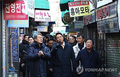 오세훈 서울시장, 세운지구 방문(서울=연합뉴스) 이진욱 기자 = 오세훈 서울시장이 4일 종묘 경관 훼손 논란이 일고 있는 서울 종로구 세운재정비 촉진지구를 둘러보고 있다. 2025.12.4 [공동취재] cityboy@yna.co.kr