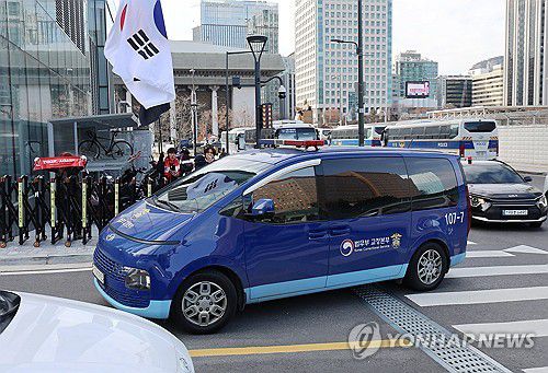 특검 소환되는 김건희(서울=연합뉴스) 김주형 기자 = 김건희 여사가 탑승한 호송차가 4일 민중기 특별검사팀 사무실이 마련된 서울 종로구 KT광화문빌딩으로 들어가고 있다. 2025.12.4 kjhpress@yna.co.kr