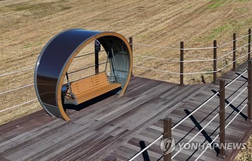 서산 한우목장길 데크길 흔들의자 [사진/백승렬 기자]