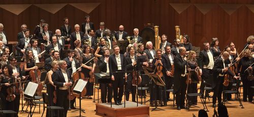 산타 체칠리아 오케스트라(서울=연합뉴스) 임순현 기자 = 산타 체칠리아 오케스트라 4일 서울 예술의전당에서 열린 내한공연을 마친 뒤 관객에게 인사하고 있다. 2025.12.04 hyun@yna.co.kr